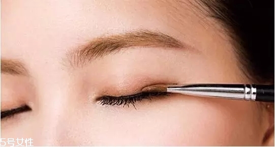 要去面試了，換個合適的妝容再去吧