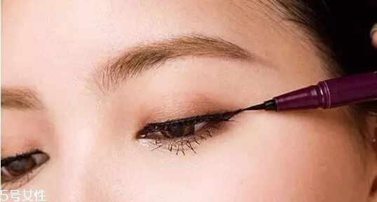 要去面試了，換個合適的妝容再去吧