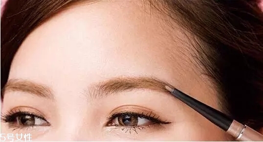 要去面試了，換個合適的妝容再去吧