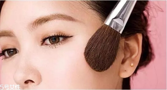 要去面試了，換個合適的妝容再去吧