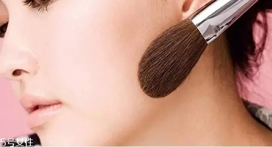 要去面試了，換個合適的妝容再去吧