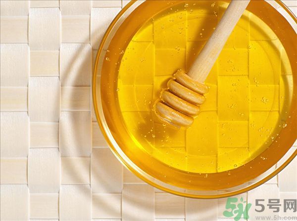 花粉過(guò)敏能吃蜂蜜嗎？花粉過(guò)敏可以喝蜂蜜嗎？
