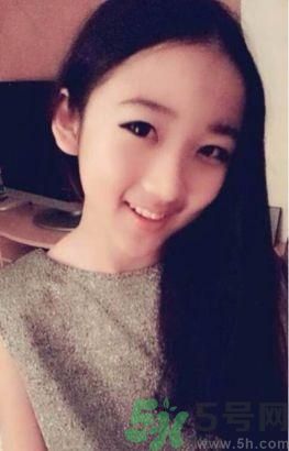 12歲女孩秀成熟自拍正常嗎?12歲女學生性早熟好嗎?