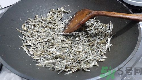 小魚干怎么炒好吃？蜜汁小魚干的做法