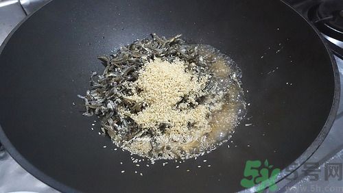 小魚干怎么炒好吃？蜜汁小魚干的做法