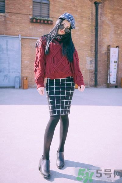 3、【搭配技巧】：黑色毛衣+格子包臀裙+黑色絲襪  【小編點評】：黑色毛衣搭配格子包臀裙，溫暖又有女人味，再配上一條黑色絲襪，十分修飾腿型，顯得整個人既高挑又纖瘦。