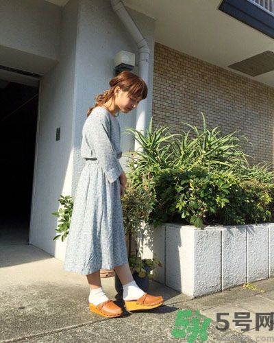 春天怎么穿出清新風(fēng)？日本女生的薩博涼鞋穿搭方法