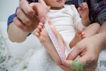 寶寶第一雙鞋有啥講究？寶寶學(xué)步鞋怎么選