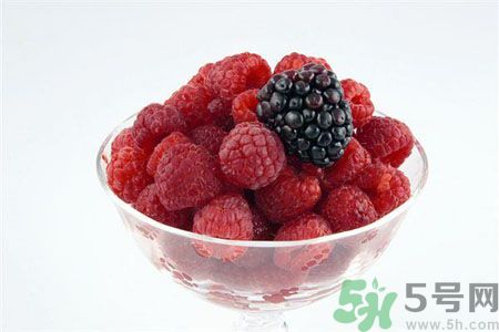 長痘痘肌膚干燥怎么辦？肌膚干燥吃什么食物好？
