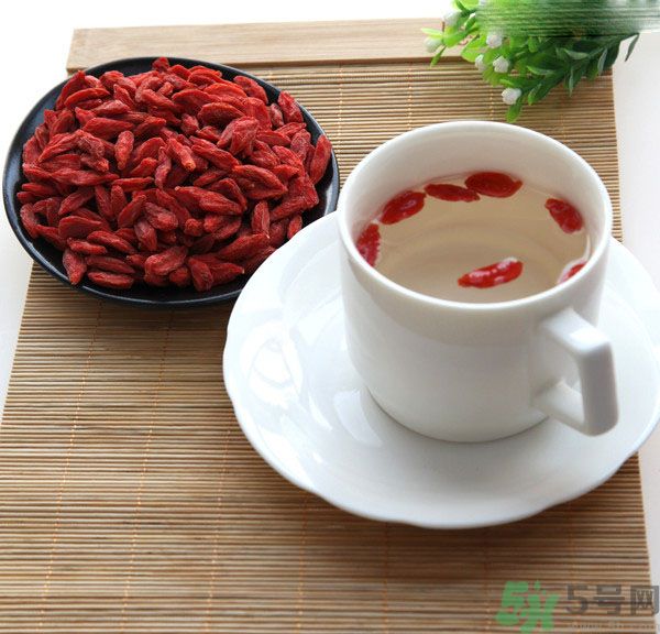 枸杞泡水有什么害處？枸杞泡水喝有什么好處？