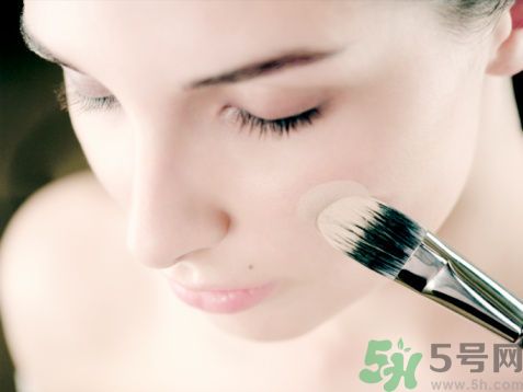 用什么粉餅美白效果好？粉餅與粉底液的區(qū)別？