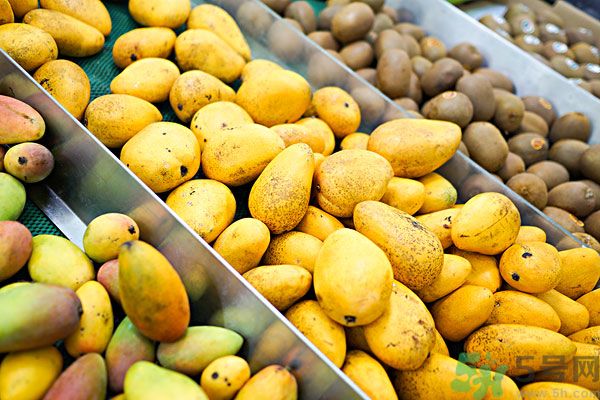 吃芒果嘴唇過敏怎么辦？為什么吃了芒果后嘴巴癢？