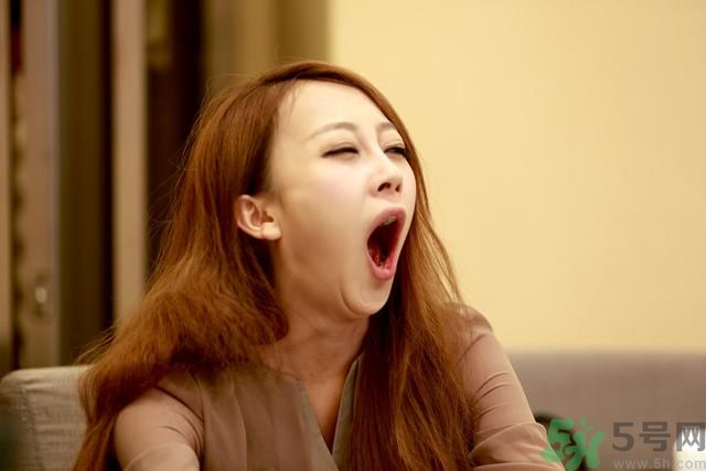 19歲女睡神走哪睡哪竟是??？什么是發(fā)作性睡??？