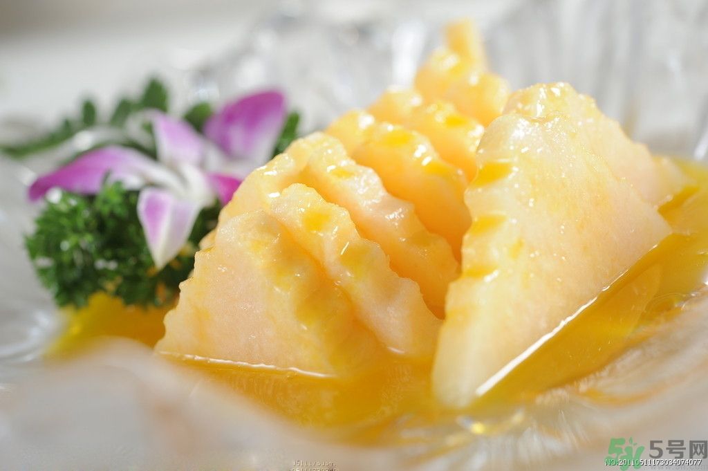 菠蘿發(fā)黑能吃嗎？菠蘿為什么要用鹽水泡？