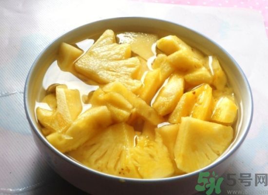 菠蘿發(fā)黑能吃嗎？菠蘿為什么要用鹽水泡？