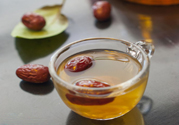 紅棗不能和什么一起吃？紅棗泡水喝會(huì)上火嗎？