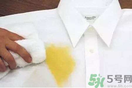 草莓汁弄到衣服上了怎么洗？怎么洗掉草莓汁？