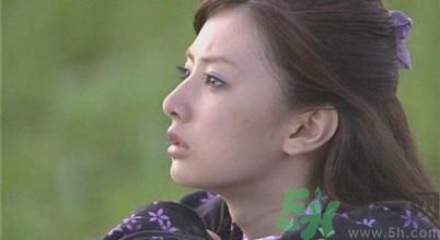 ?17歲女生有喉結(jié)正常嗎？17歲女生喉結(jié)突出怎么辦？