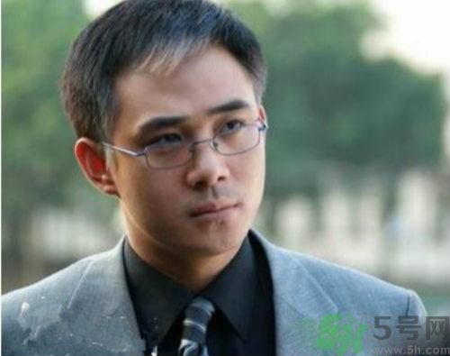 年輕人長白頭發(fā)怎么辦？年輕人長白頭發(fā)是什么原因？