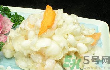 孕婦能吃百合,百合雖能補(bǔ)氣，亦傷肺氣，不宜多服。 另百合風(fēng)寒咳嗽、虛寒出血、脾胃不佳者忌食 百合味甘，性微寒。歸心、肺經(jīng)。 百合鮮品含黏液質(zhì)，具有潤(rùn)燥清熱作用，中醫(yī)用之治療肺燥或肺熱咳嗽等癥常能奏效。 功能主治 　　養(yǎng)陰潤(rùn)肺，清心安神。用于陰虛久咳，痰中帶血，虛煩驚悸，失眠多夢(mèng)，精神恍惚。 　　具有養(yǎng)陰潤(rùn)肺止咳功效，用于肺陰虛的燥熱咳嗽，痰中帶血，如百花膏。治肺虛久咳，勞嗽咯血，如百合固金湯。 　　具有清心安神功效，用于熱病余熱未清，虛煩驚悸，失眠多夢(mèng)等。藥用時(shí)煎服，10～30g。清心宜生用，潤(rùn)肺蜜炙用。 養(yǎng)陰清熱，滋補(bǔ)精血。 孕婦吃百合有什么好處 百合的營(yíng)養(yǎng)非常豐富，孕期吃點(diǎn)百合對(duì)胎兒有很大的幫助，百合別名蒜腦薯，其根如大蒜，味如山薯，既是甜美的食品，也是有益的藥物。孕婦吃百合能補(bǔ)充維生素B1、B2、鈣、磷、鉀等營(yíng)養(yǎng)成分。百合性平味甘，還能補(bǔ)中益氣，養(yǎng)陰潤(rùn)肺，止咳平喘，利大小便。 1、潤(rùn)肺止咳、清心安神，可用于肺癆咯血、肺虛久咳、虛煩驚悸、失眠及熱病后余熱未清、心煩口渴等癥。 2、美容功效，百合富含鉀，有利于加強(qiáng)肌肉興奮度，促使代謝功能協(xié)調(diào)，使皮膚富有彈性，減少皺紋。尤其適宜工作壓力大的人群。對(duì)面部扁平疣、痤瘡、雀斑、皮膚干燥等總是都有一定療效。常食可使肌膚潤(rùn)澤，皮膚白嫩，減少皺紋，延緩衰老。 3、百合還含有一種水解秋水仙堿，有滋養(yǎng)安神作用。 4、百合是一味滋補(bǔ)妙晶，補(bǔ)益而兼清潤(rùn)，最適宜于內(nèi)有虛火之虛弱癥者。 5、能保護(hù)血管、降低血漿膽固醇，有效預(yù)防高血壓，降低血糖。 6、食用百合能增進(jìn)大腸功能，促進(jìn)排便通暢。 7、百合含有的多種生物堿還能抑制癌細(xì)胞繁殖，有抗癌作用。 孕婦吃百合的注意事項(xiàng) 百合富含蛋白質(zhì)、糖、磷、鐵以及多種微量元素，孕婦吃百合不僅能補(bǔ)充身體所需的能量微量元素，還可以開胃、安神，有助于增強(qiáng)體質(zhì)的作用。但這并不意味百合對(duì)孕婦都是安全的，孕婦在食用的時(shí)候也有需要注意的地方哦。 1、風(fēng)寒咳嗽、虛寒出血、脾胃不佳者忌食百合 從對(duì)鼠類、犬類的實(shí)驗(yàn)中發(fā)現(xiàn)長(zhǎng)時(shí)間大劑量食用會(huì)導(dǎo)致肺、腎的損壞及對(duì)白細(xì)胞、野生百合全株血小板的影響，即使是食用百合也有一定毒性，建議使用前向醫(yī)師咨詢。直接接觸生的球莖可能會(huì)引起皮膚瘙癢，吞噬生的球莖可能會(huì)引起嘔吐、拉肚子等癥狀。 2、對(duì)百合過敏的人不宜吃百合 百合有可能成為過敏原的，如果是對(duì)百合過敏的話，食用百合就可能造成皮膚紅腫、經(jīng)常性腹瀉、消化不良、頭痛、咽喉疼痛、哮喘等過敏癥狀了，所以此類人群也要避免食用百合。 3、不宜多吃 百合作為一種保健食品同時(shí)也是一種良好的藥材。是藥三分毒，長(zhǎng)期食用對(duì)身體會(huì)有較大的傷害，如產(chǎn)生對(duì)此藥物的依賴性。所以孕婦不宜多吃。 4、選擇新鮮優(yōu)質(zhì)的百合 新鮮的食材做出的菜肴風(fēng)味好，營(yíng)養(yǎng)價(jià)值高，所以很多人都喜歡吃。購買新鮮的百合時(shí)應(yīng)挑選個(gè)大的、顏色白、瓣勻、肉質(zhì)厚、底部凹處泥土少的。如果百合顏色發(fā)黃、凹處泥土濕潤(rùn)，可能已經(jīng)爛心，此時(shí)就不宜食用了。如果是購買干百合的話，則是已干燥、無雜質(zhì)、肉厚且晶瑩剔透為佳。 5、不宜直接碰觸新鮮百合 百合具有一定毒性，直接接觸生的球莖可能會(huì)引起皮膚瘙癢，吞噬生的球莖可能會(huì)引起嘔吐、拉肚子等癥狀。 6、烹調(diào)方式健康 孕期飲食不宜過重口味，孕婦吃百合的時(shí)候應(yīng)盡量避免高油高溫過久的方式，以免上火、消化不良不舒服。