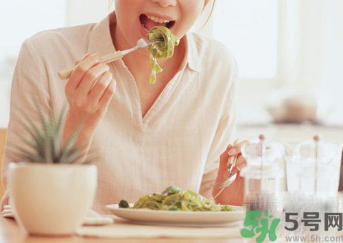 胃潰瘍吃什么食物好？調(diào)理胃潰瘍的方法有哪些？