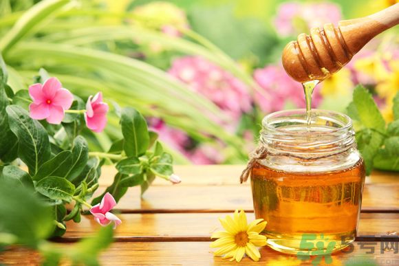 胃潰瘍可以喝蜂蜜嗎？服用蜂蜜要注意什么？