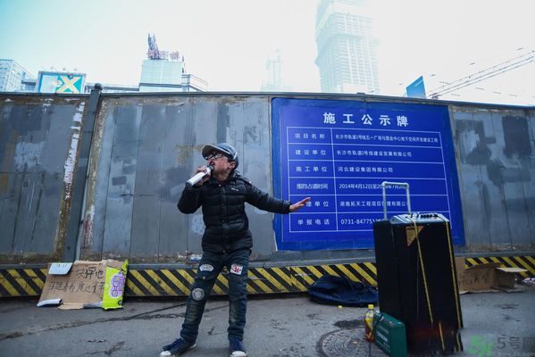 9歲賣唱男孩撐起一個家 父母怎樣教育孩子？