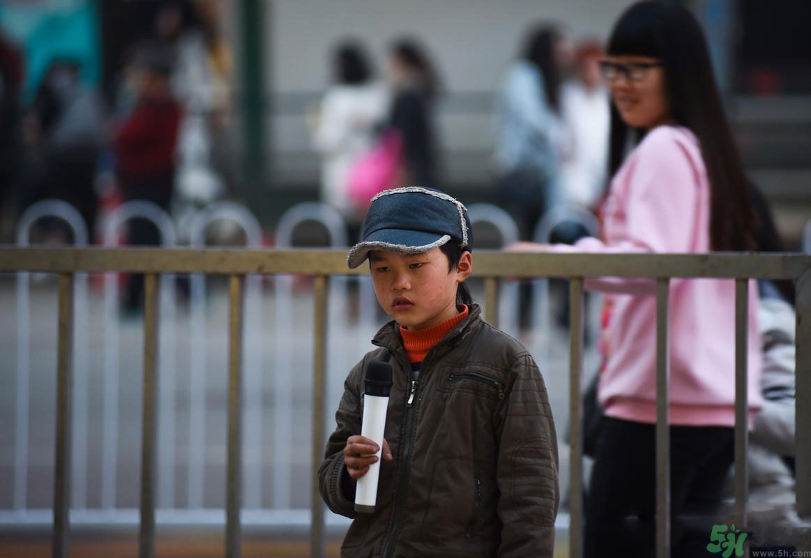 9歲賣唱男孩撐起一個家 父母怎樣教育孩子？