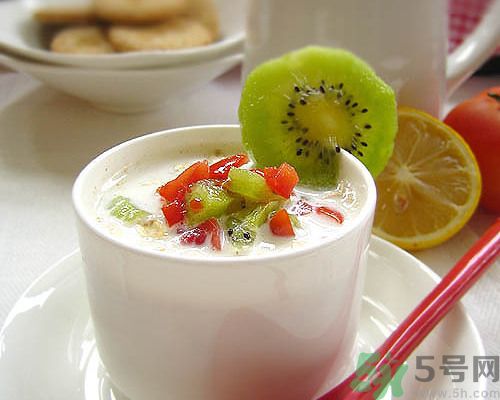 香蕉和牛奶可以一起吃嗎？牛奶可以和什么水果一起吃？