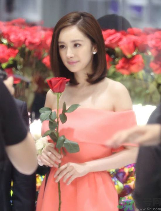 一字肩衣服適合什么人？一字肩衣服怎么穿？