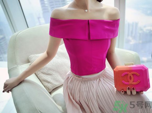 一字肩衣服適合什么人？一字肩衣服怎么穿？