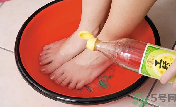 用醋泡腳能治腳臭嗎？泡腳放醋能除腳臭嗎？