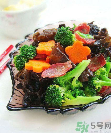 西藍(lán)花炒臘腸怎么做？西藍(lán)花炒臘腸好吃嗎？
