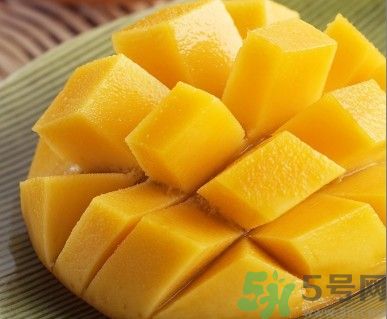 芒果皮發(fā)黑還可以吃嗎？芒果長(zhǎng)黑斑吃了會(huì)怎么樣？