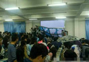 哪個(gè)學(xué)校學(xué)校窗戶突然倒塌？男生拼命護(hù)住女生 ！