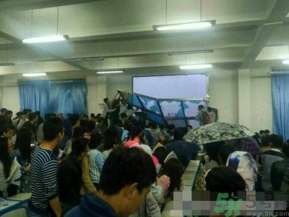 哪個(gè)學(xué)校學(xué)校窗戶突然倒塌？男生拼命護(hù)住女生 ！