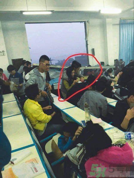 哪個(gè)學(xué)校學(xué)校窗戶突然倒塌？男生拼命護(hù)住女生 ！