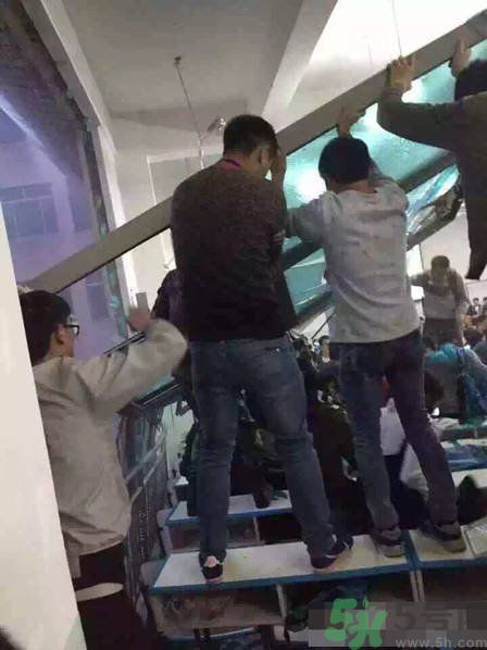 哪個(gè)學(xué)校學(xué)校窗戶突然倒塌？男生拼命護(hù)住女生 ！