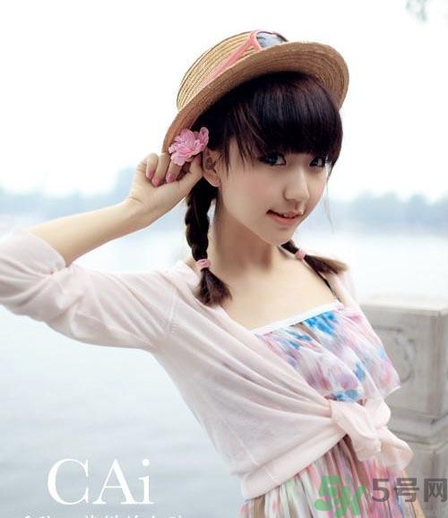 胸小的女生怎么穿衣服好看？胸小的女生怎么穿衣顯得胸大？
