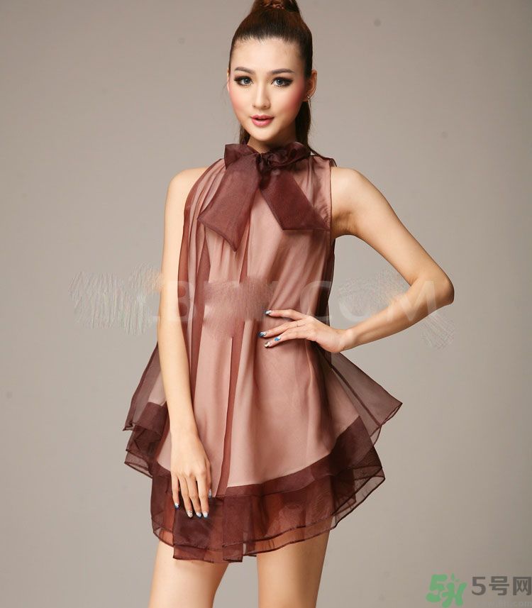 胸小的女生怎么穿衣服好看？胸小的女生怎么穿衣顯得胸大？