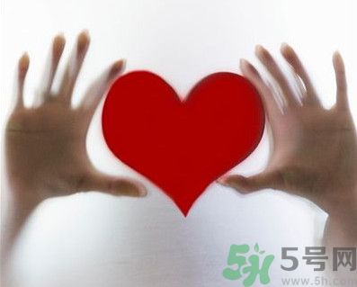 舌頭顏色發(fā)紫是什么原因？舌頭白白的是怎么回事？