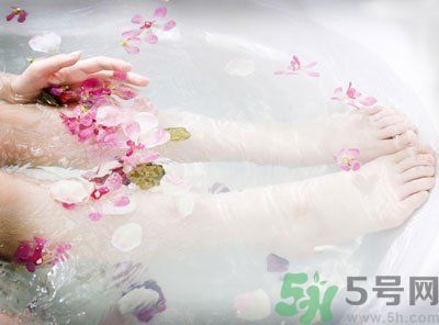 用涼水洗腳還是熱水洗腳好？為什么熱水比涼水洗腳要好？