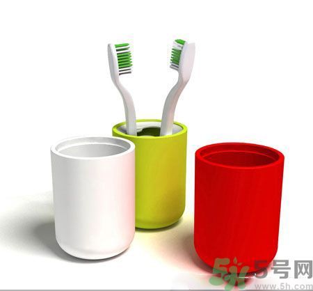 牙齦出血要換牙刷嗎？牙刷多久換一次好？