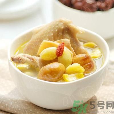 燉雞湯什么時候放鹽？燉雞湯不要先放鹽？