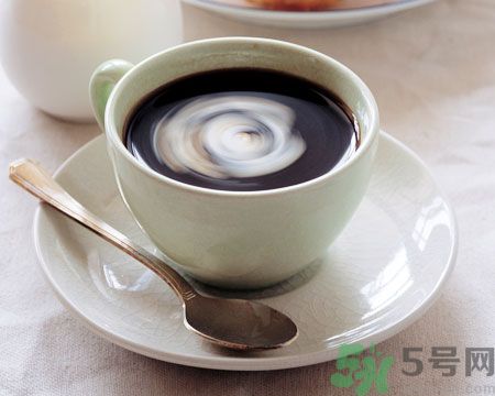 吃了感冒藥還可以喝咖啡嗎？感冒片和咖啡一起吃有什么影響？