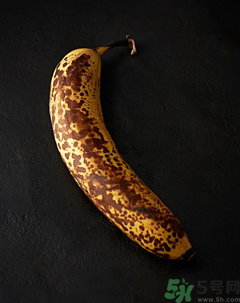 香蕉皮有黑點(diǎn)還能吃嗎？香蕉怎么保存不變黑？