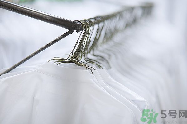 什么面料不容易皺？如何挑選不易皺的衣服？