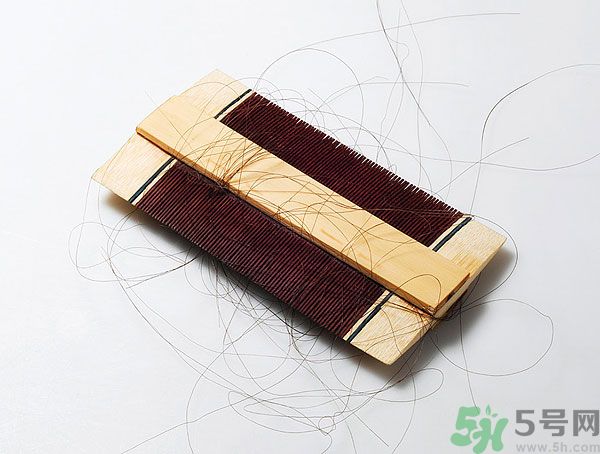用哪種梳子不容易掉頭發(fā)？用什么梳子梳頭防掉發(fā)？