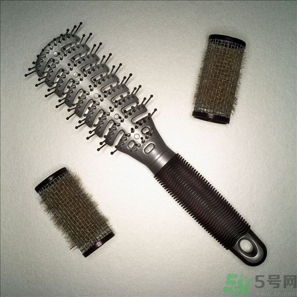 長卷發(fā)應(yīng)該用什么梳子梳頭發(fā)？卷發(fā)用什么梳子最好？