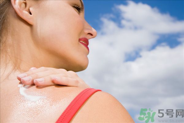 為什么涂了防曬霜還是會曬黑？涂防曬霜要注意什么？